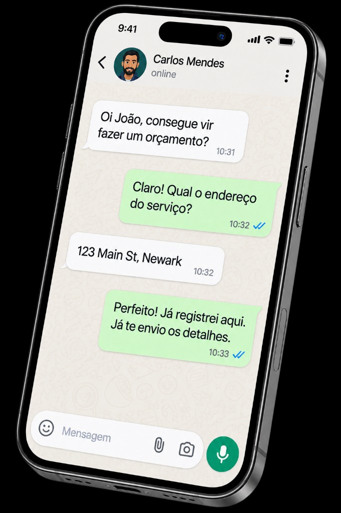Celular com conversa no WhatsApp